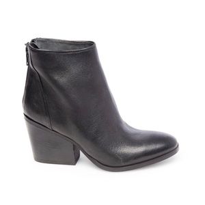 Steve Madden black leather booties 7.5 (38)